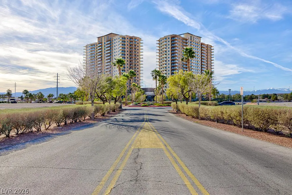 2 bed, 2.5 bath, 1524 sqft, $2,995 — Photo 3