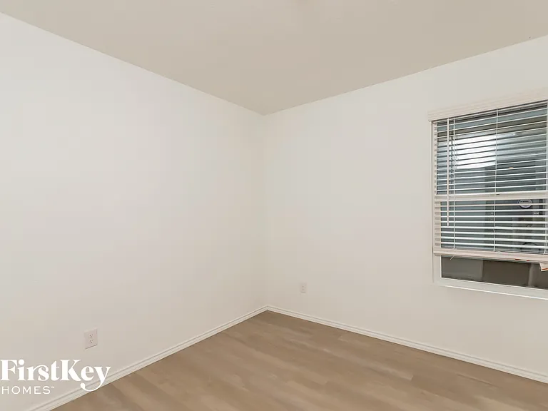 10610 McClintock Dr — Photo 13