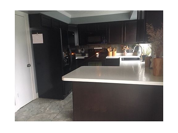 3rd image of 374 Shenandoah Blvd
