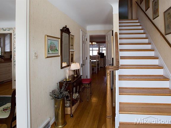 4th image of 572 Lakeland St