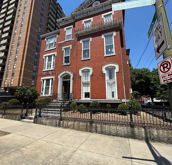 500 W Franklin St #6 — Photo 9