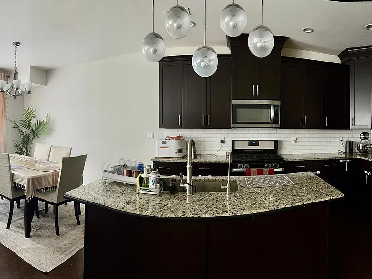 607 Mockernut Ct — Photo 2