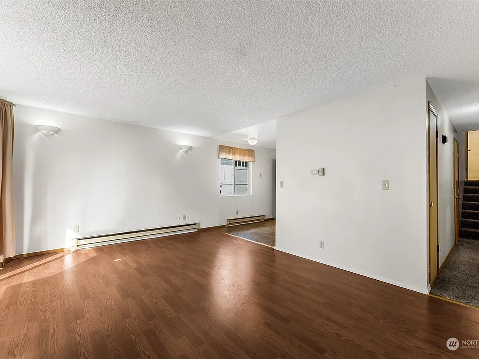 Huge Light-Filled Rooms!>