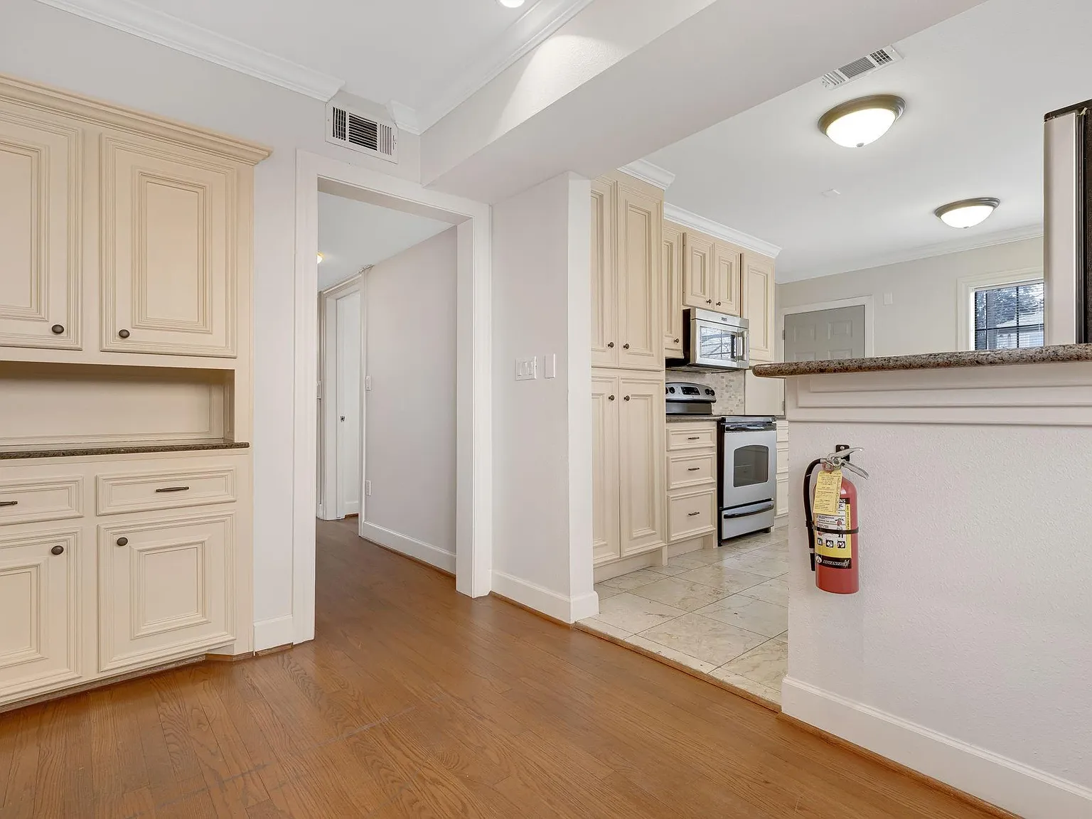2306 Blodgett St — Photo 4