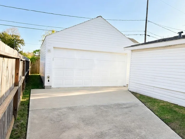 221 Hyta St — Photo 4