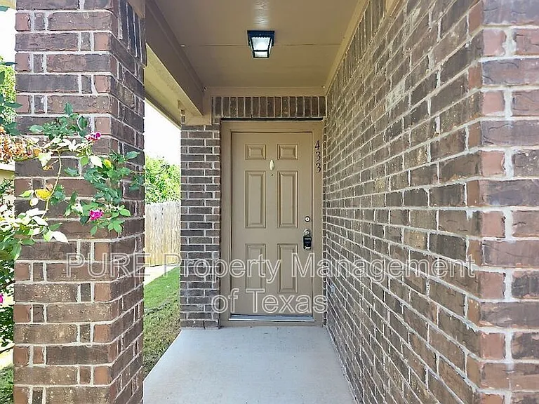 433 Moulins Ln — Photo 2