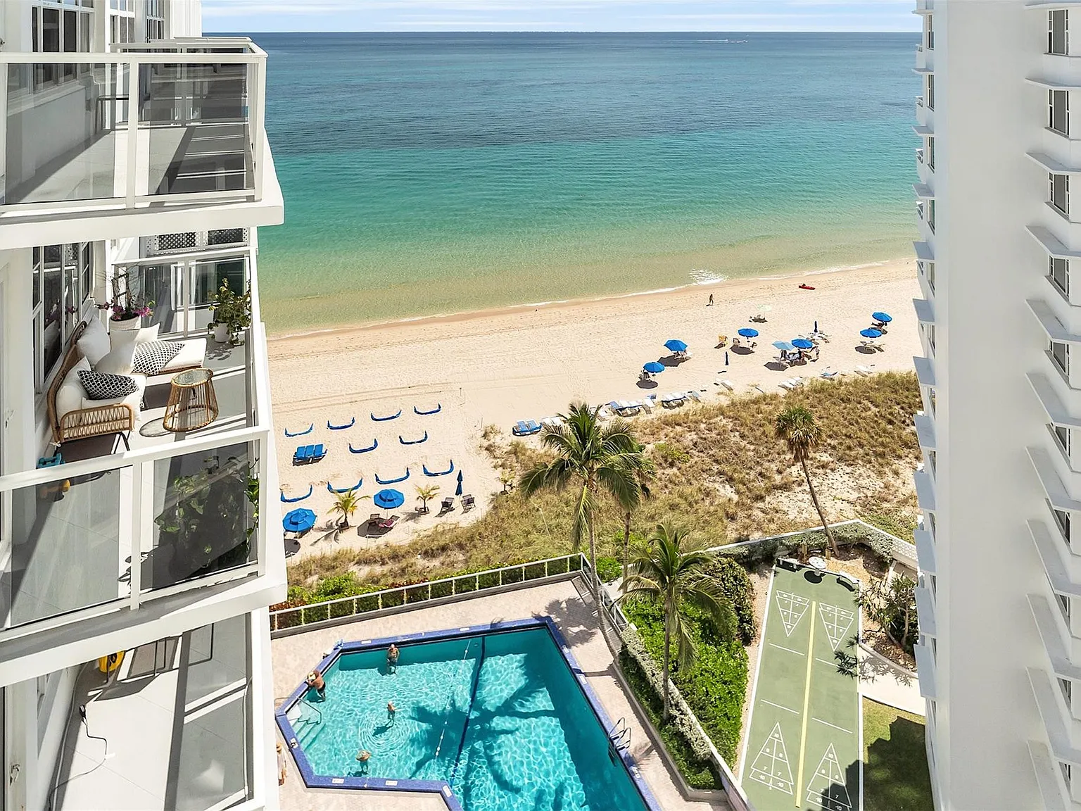 Royal Ambassador Condo — Photo 1