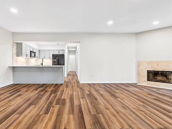 3rd image of 8 Three Mast Ln #8