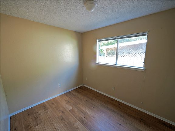 3rd image of 1503 Meadows Dr