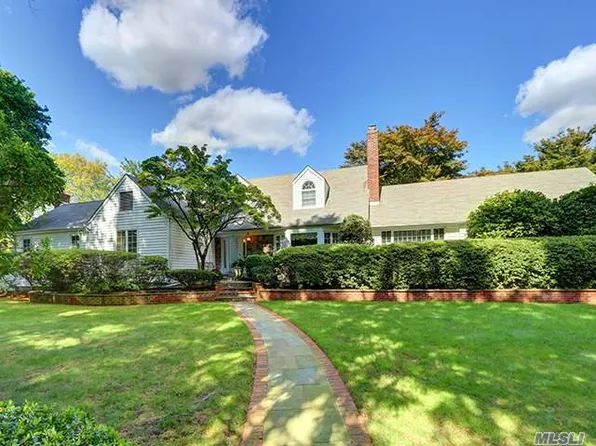 15 Saint James St N, Garden City, NY 11530