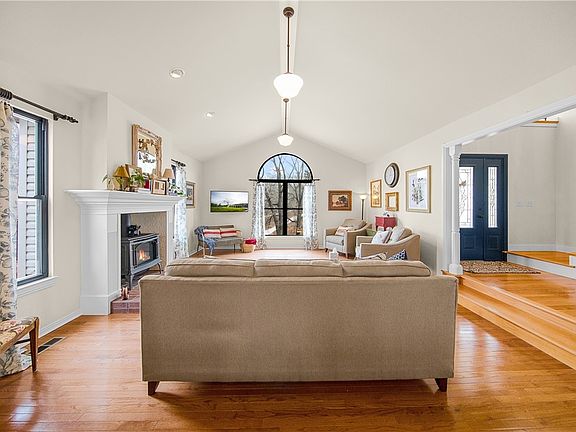 4th image of 4112 Hilltop Dr