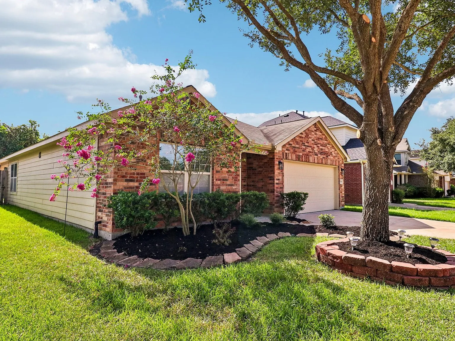 3 bed, 2.0 bath, 1831 sqft, $2,029 — Photo 2