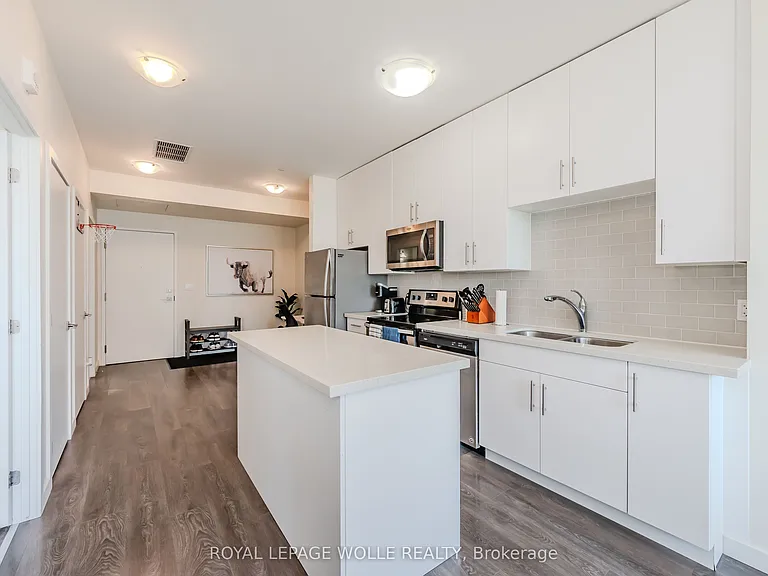 690 King St W #610 — Photo 7