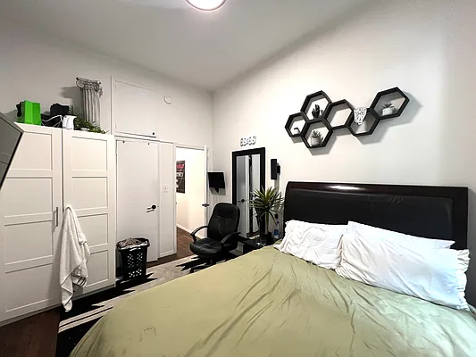 Rented by KNOCKKNOCK LLC | media 18