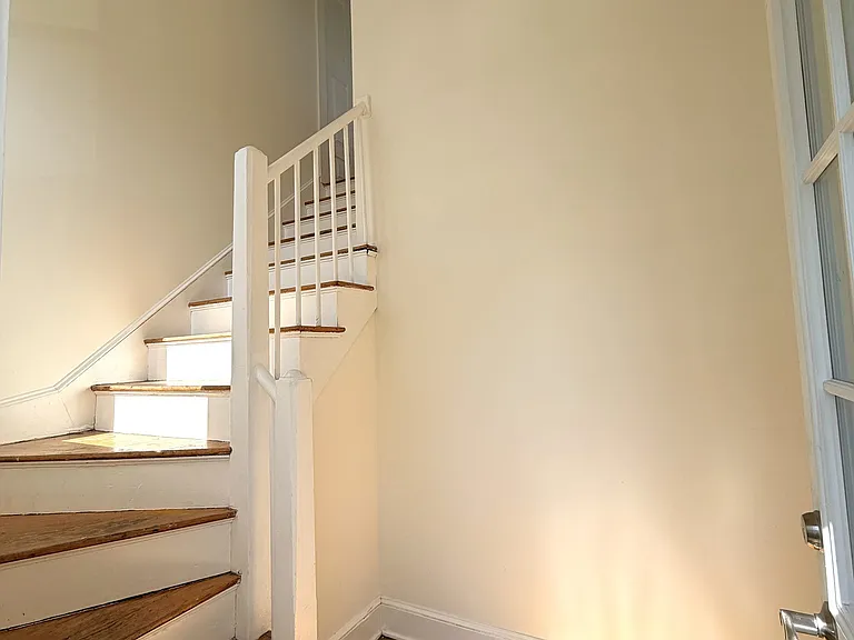 15 Lawn Ave #2 — Photo 4
