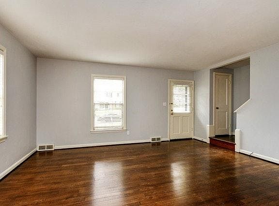 The living room is spactious with lots of windows/natural light. The living and dining room combo has free newly finished hardwood floors.