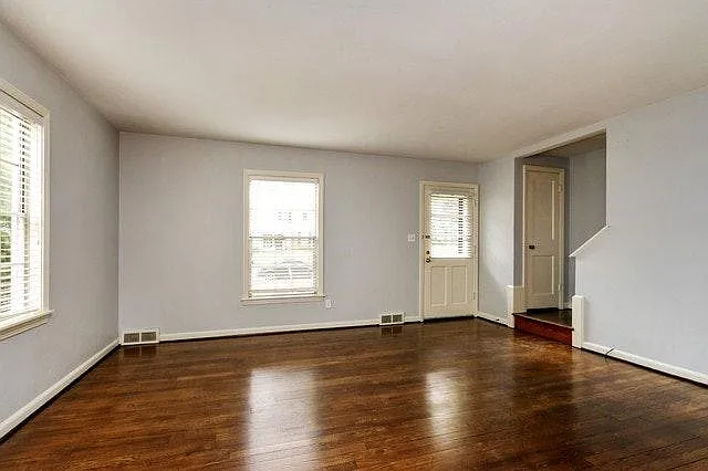 The living room is spactious with lots of windows/natural light. The living and dining room combo has free newly finished hardwood floors.