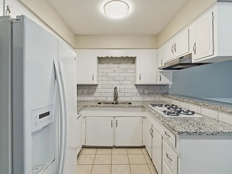2119 Williamsburg Ct S — Photo 9