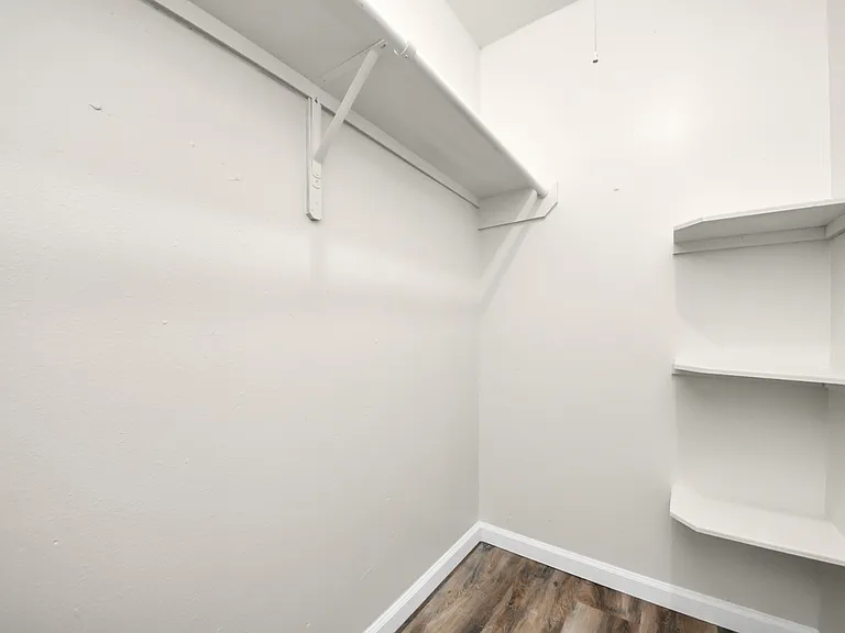 2110 Melbourne St — Photo 4