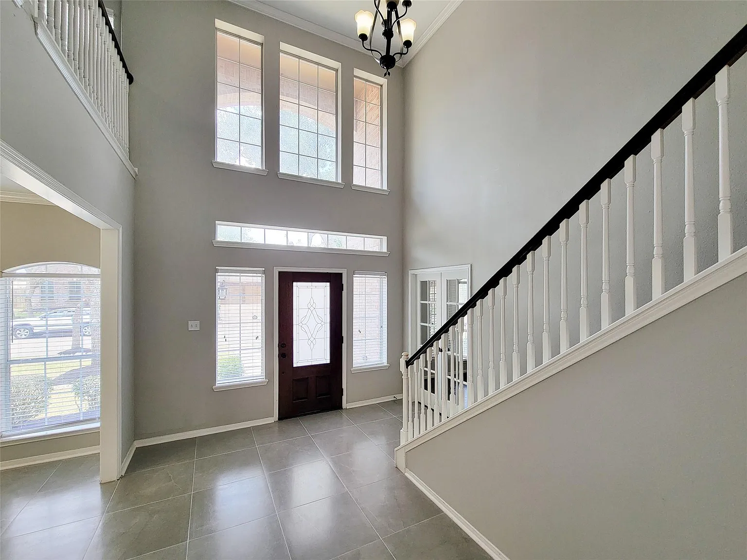 5 bed, 3.5 bath, 4322 sqft, $3,300 — Photo 3