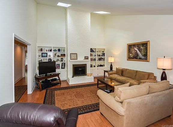 2nd image of 5338 Sandtrap Ln