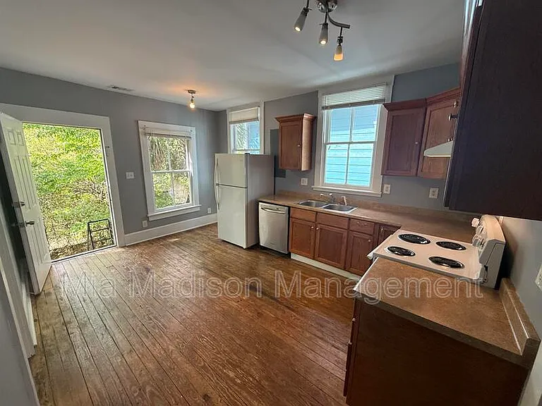 607 W 44th St #B — Photo 13