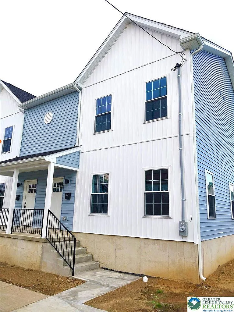 922 Centre St photo 1