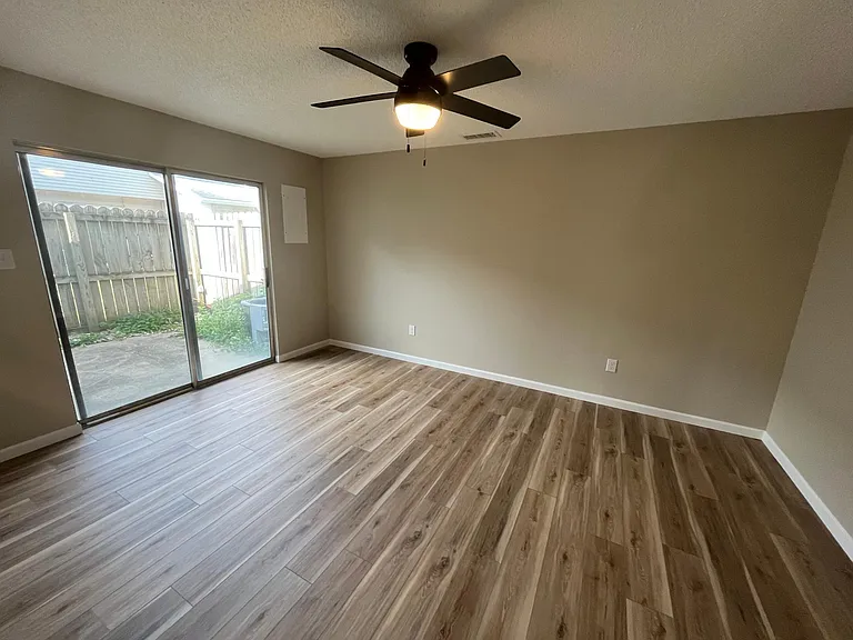 2070 Kingdom Dr — Photo 12