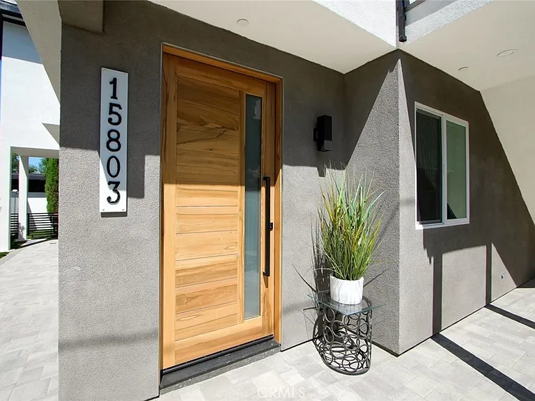 15803 Vose St — Photo 3