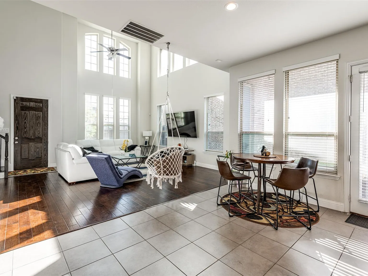 3 bed, 2055 sqft, $2,600 — Photo 2