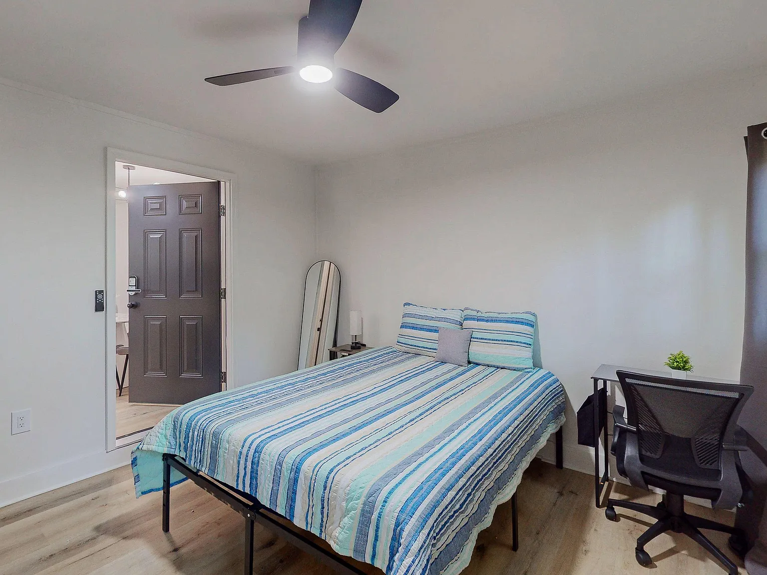 4 bed, 4.0 bath, 1752 sqft, $979 — Photo 3