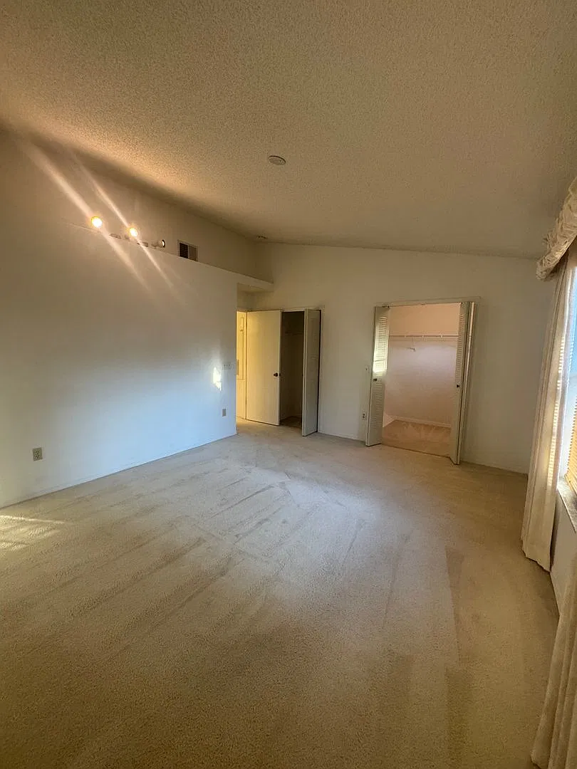 Spacious 3 Bedroom's, 2.5 bath condo in Lakeview Village. — Photo 4
