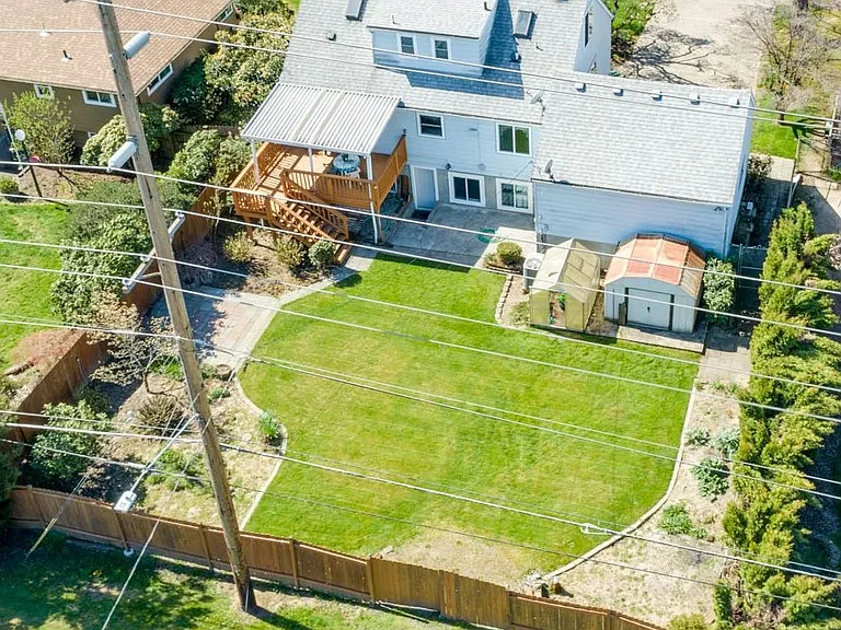 1335 Windsor Dr — Photo 3