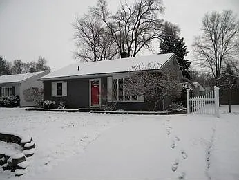 208 E 9th St photo 1