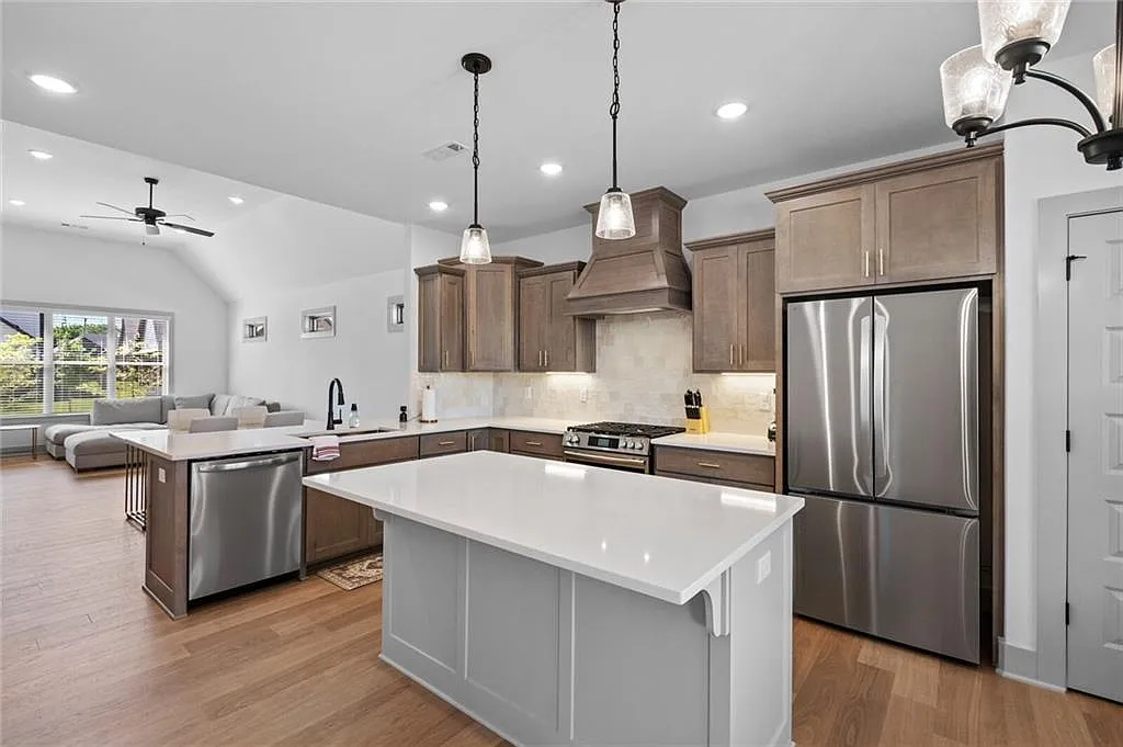 4 bed, 2.5 bath, 2150 sqft, $3,000 — Photo 2