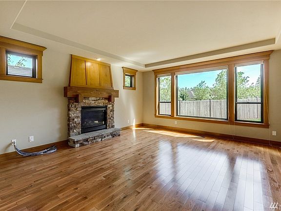 4th image of 1235 235th Ct NE