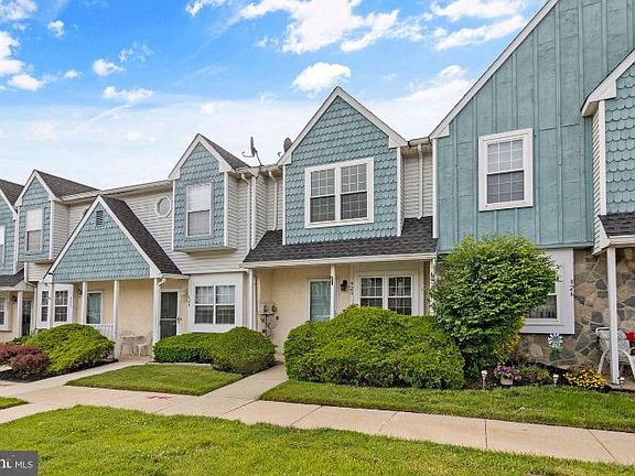 2nd image of 925 Woodstock Ct #925