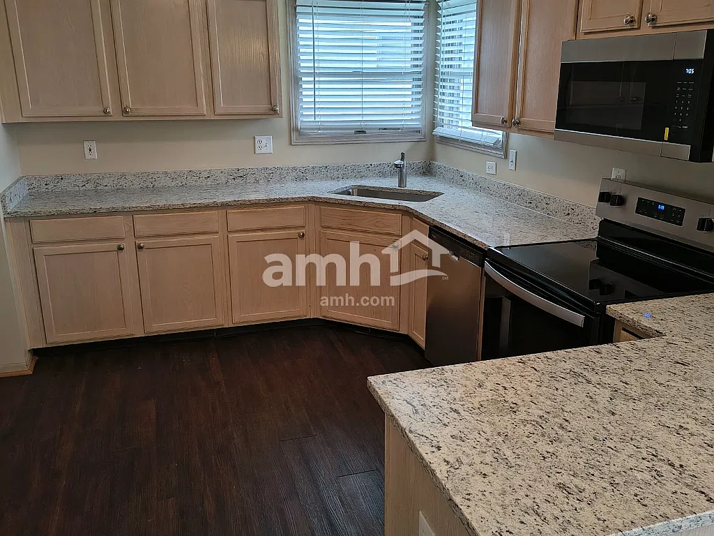 3 bed, 2.5 bath, 1596 sqft, $2,420 — Photo 3