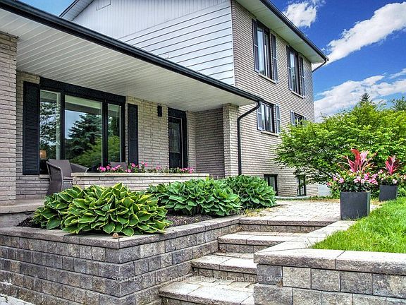 5th image of 79 Caroline St W