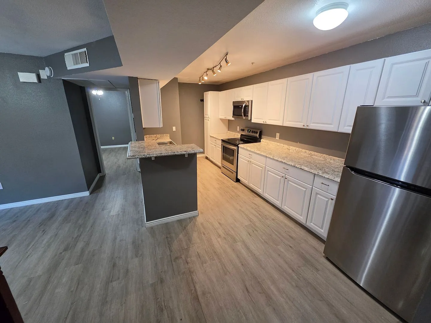 Spacious 2 Bedroom 2 Bath Condo in The Arbors! — Photo 3