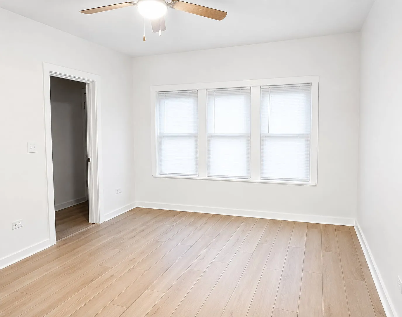 2525 W Lyndale St — Photo 2