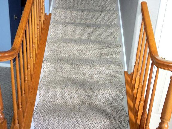 Staircase to upstairs bedrooms (3)