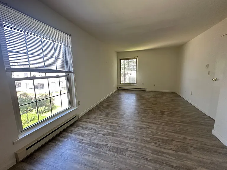 University Park Apartments near Cornell University — Photo 529