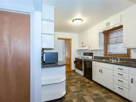 3rd image of 1034 Orchard Ave