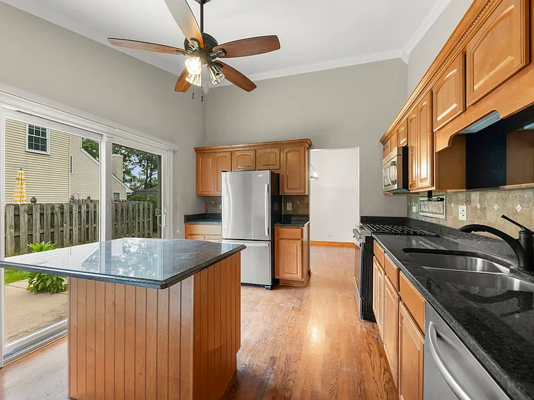 1055 Devonshire Ave #1055 — Photo 9