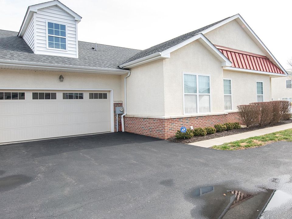 1st image of 15051 Dahlia Dr