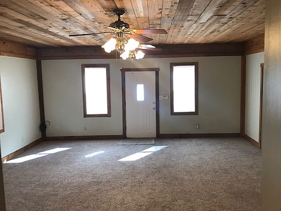 Large Family Room (19'x21')