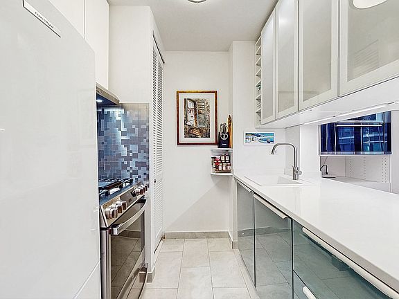 5th image of 161 W 61st St APT 10E