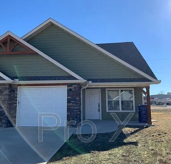 612 Easton Dr #B — Photo 1
