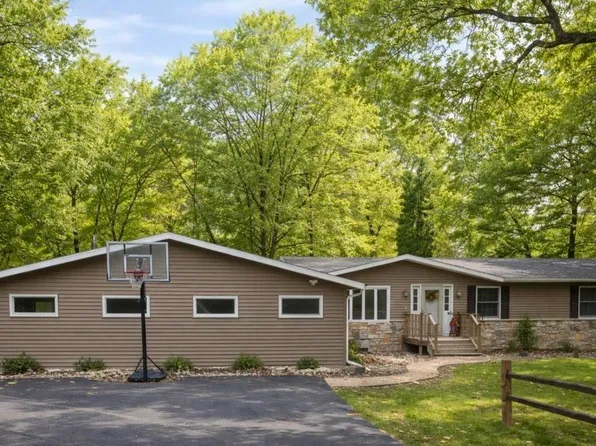 1129 164th St, Castalia, IA 52133